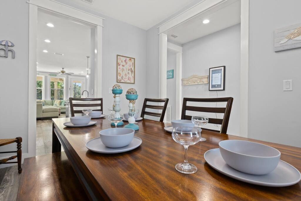 Sandy Palms, Heated Pool & Seasonal Hot Tub, 3 Min Walk To The Beach, W Golf Cart & Beach Gear Holiday home