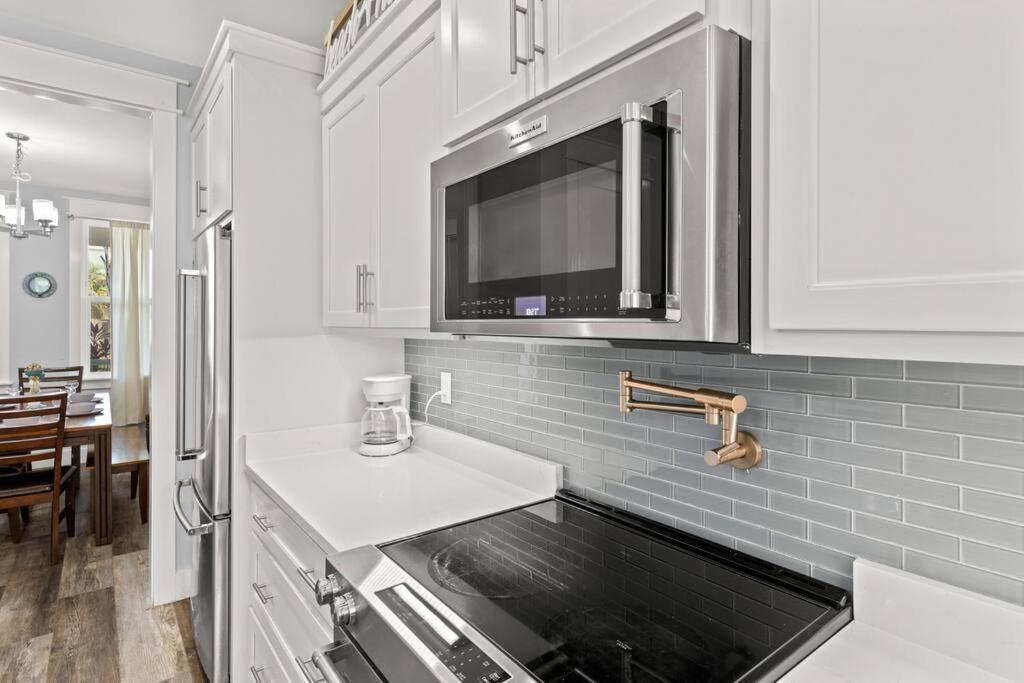 Sandy Palms, Heated Pool & Seasonal Hot Tub, 3 Min Walk To The Beach, W Golf Cart & Beach Gear Holiday home