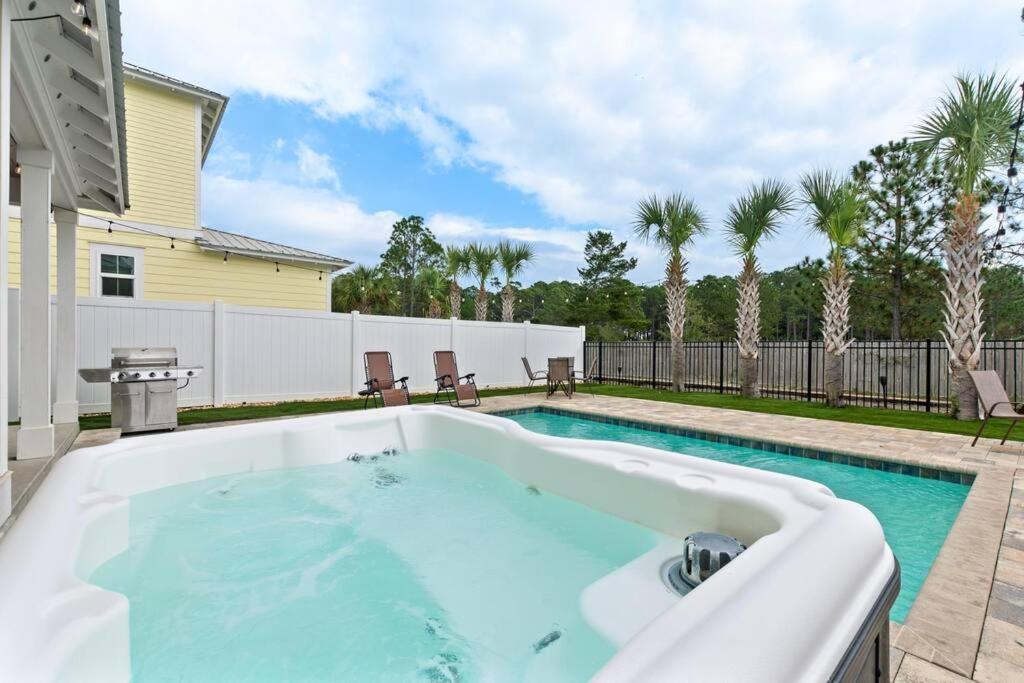 Holiday home Sandy Palms, Heated Pool & Seasonal Hot Tub, 3 Min Walk To The Beach, W Golf Cart & Beach Gear *