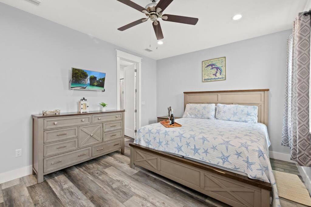 Sandy Palms, Heated Pool & Seasonal Hot Tub, 3 Min Walk To The Beach, W Golf Cart & Beach Gear Holiday home
