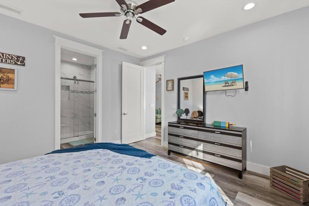 Sandy Palms, Heated Pool & Seasonal Hot Tub, 3 Min Walk To The Beach, W Golf Cart & Beach Gear Holiday home Panama City Beach