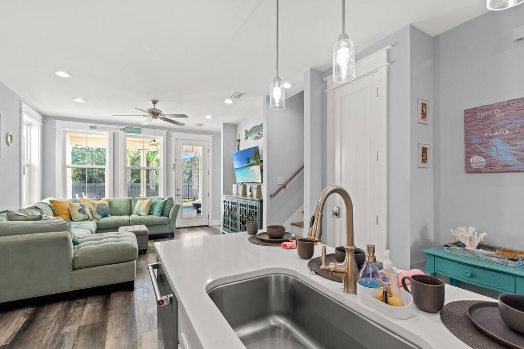 Sandy Palms, Heated Pool & Seasonal Hot Tub, 3 Min Walk To The Beach, W Golf Cart & Beach Gear Holiday home
